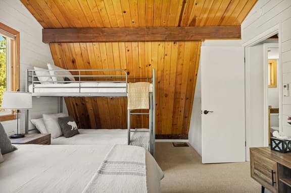 National Forest View Chalet: Hot Tub, A/C & BBQ