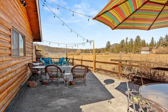 Honeybee Cabin By the Lake, Hot Tub & EV charger