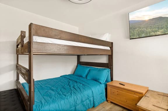 Lil' Oso Bonita Cabin | Walk 2 the Village, Games & SPA