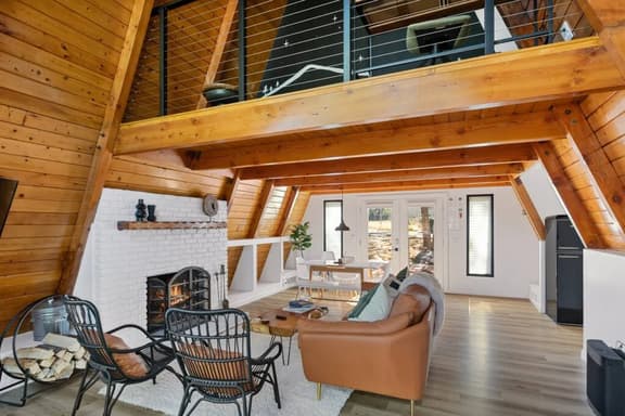 Midnight Chalet A-Frame | Spa ~ Fireplace ~ BBQ