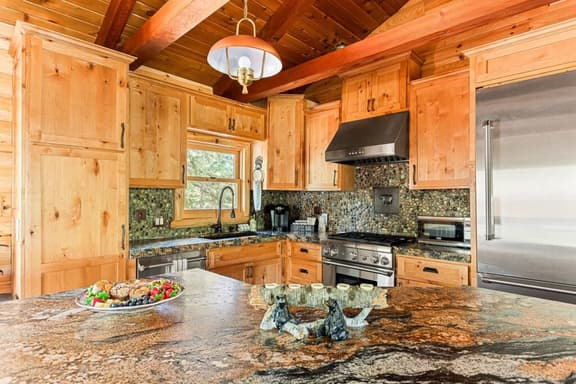 Shasta Pines + Hot Tub + Dog Friendly + EV Plug Provided