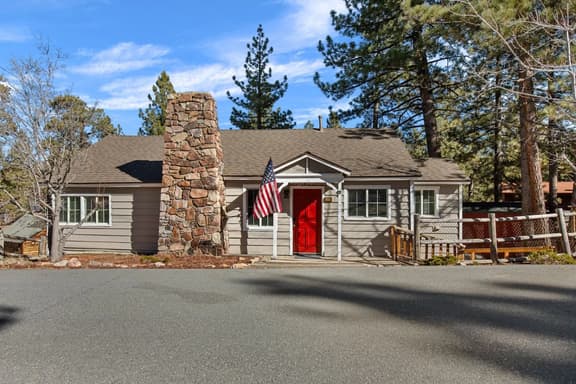 Snuggle Down Cottage, near Village w Mtn Views