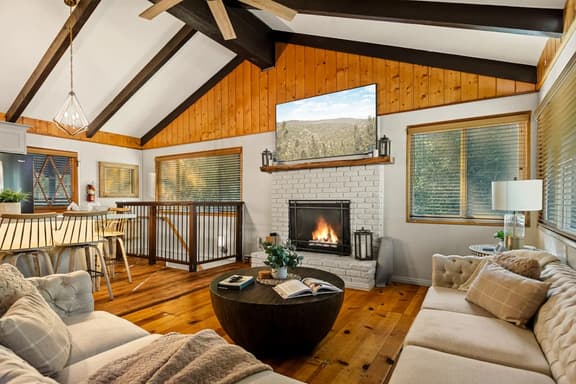 Timber & Tide Retreat in Fox Farm w Hot Tub & Games