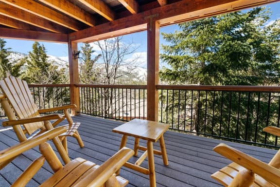 Treetop Oasis, Lux 5BR w Spa, Lake Views, EV & AC