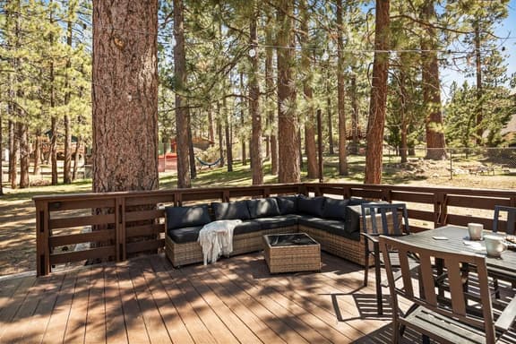 Marin Lodge, Near Slopes w/ Large Backyard, Pets
