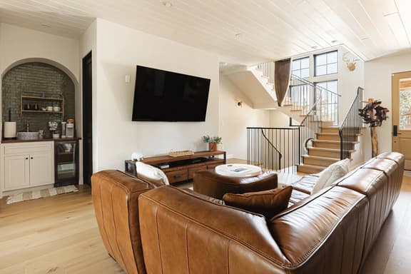 Custom Lux Cabin, Lake Views, Spa & Game Room