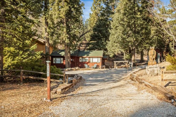 Treetop Annex, Near Village w/ Forest Views & Pet
