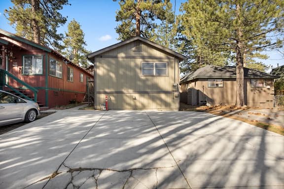 Alpine Crest w BBQ & Fully Fenced Pet Friendly