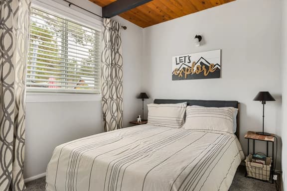Bruno's Chic Bungalow: Walk 2 Village & Lake