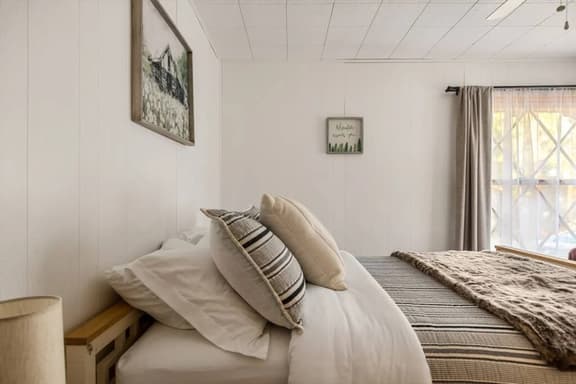 Paddington Manor, Loft Cabin, Hot Tub & Game Room