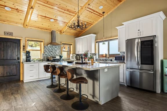 High Altitude Modern Retreat, Game Room & Hot Tub